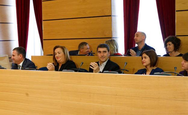 Alberto Albistegui, en el centro, este sábado en la sesión constituyente del Ayuntamiento de Eibar.