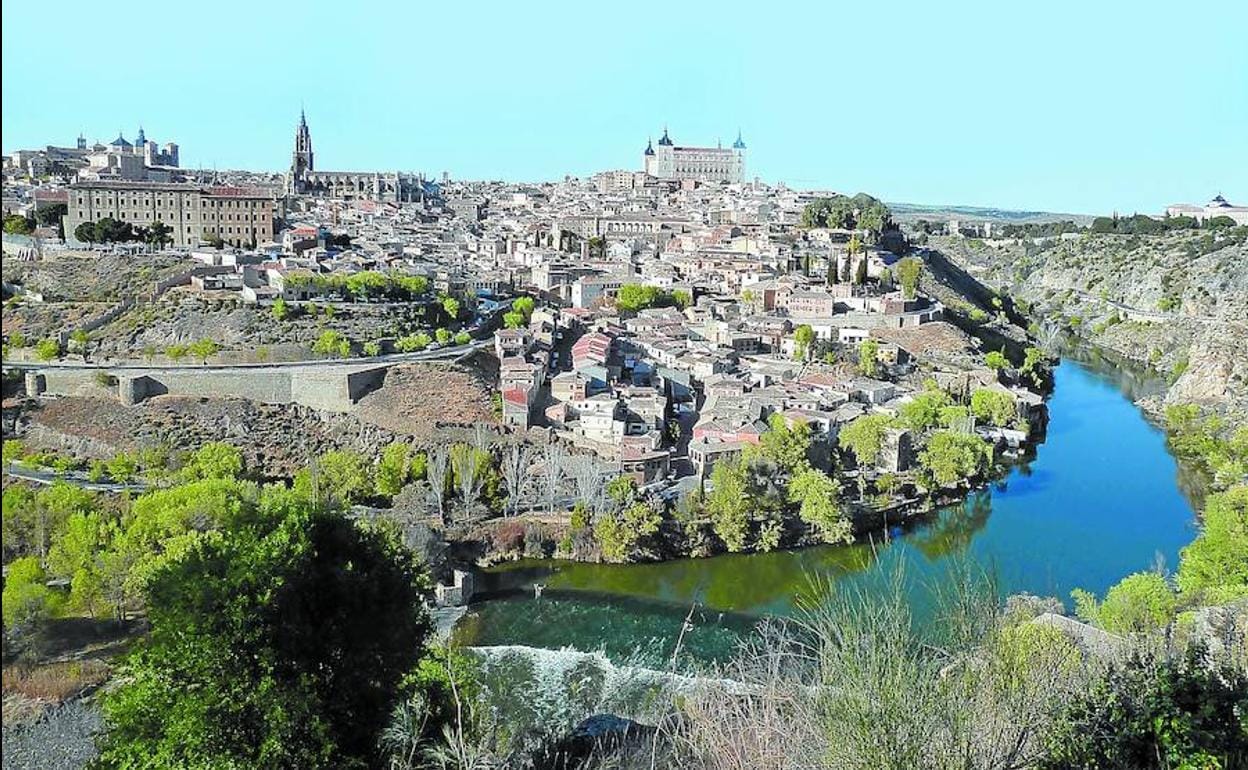 Inolvidable panorámica de Toledo y el meandro del río Tajo desde el célebre mirador del Valle, la foto más reproducida por los viajeros.