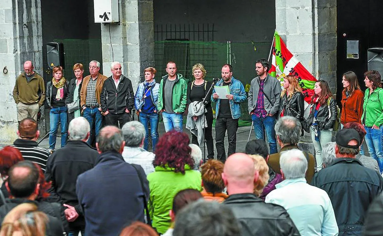 Álvarez, junto a la hasta hoy alcaldesa, Ane Karrere, ayer durante la concentración en Andoain 