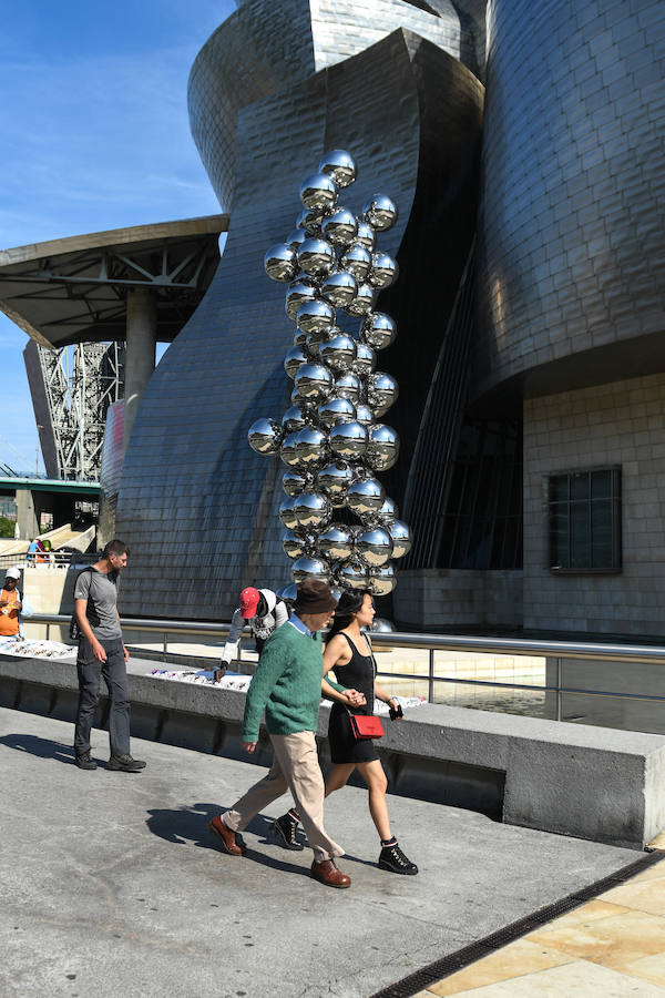 El cineasta recorrió la capital vizcaína acompañado por su mujer y su hija antes de su concierto en el Euskalduna.