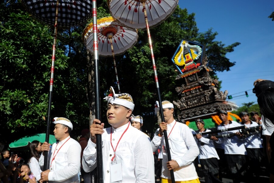 Durante unos días Bali se llena de flores, bailes y música para celebrar el Festival de Arte. Así, los vecinos de lo isla se visten con los trajes tradicionales y recuerdan una parte de su pasado.