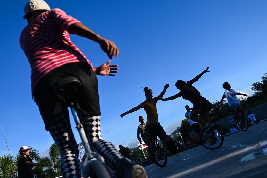 El parque 'El Principito' de San Salvador acoge diversas actividades entre las que se encuentran los divertidos malabaristas, que celebran el Día Internacional del Malabarismo.