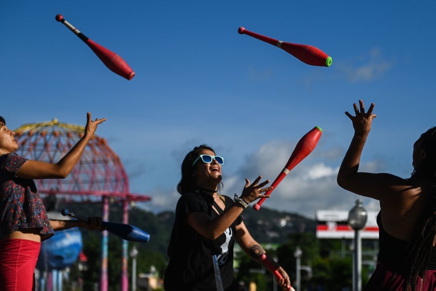 El parque 'El Principito' de San Salvador acoge diversas actividades entre las que se encuentran los divertidos malabaristas, que celebran el Día Internacional del Malabarismo.