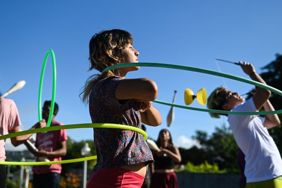 El parque 'El Principito' de San Salvador acoge diversas actividades entre las que se encuentran los divertidos malabaristas, que celebran el Día Internacional del Malabarismo.