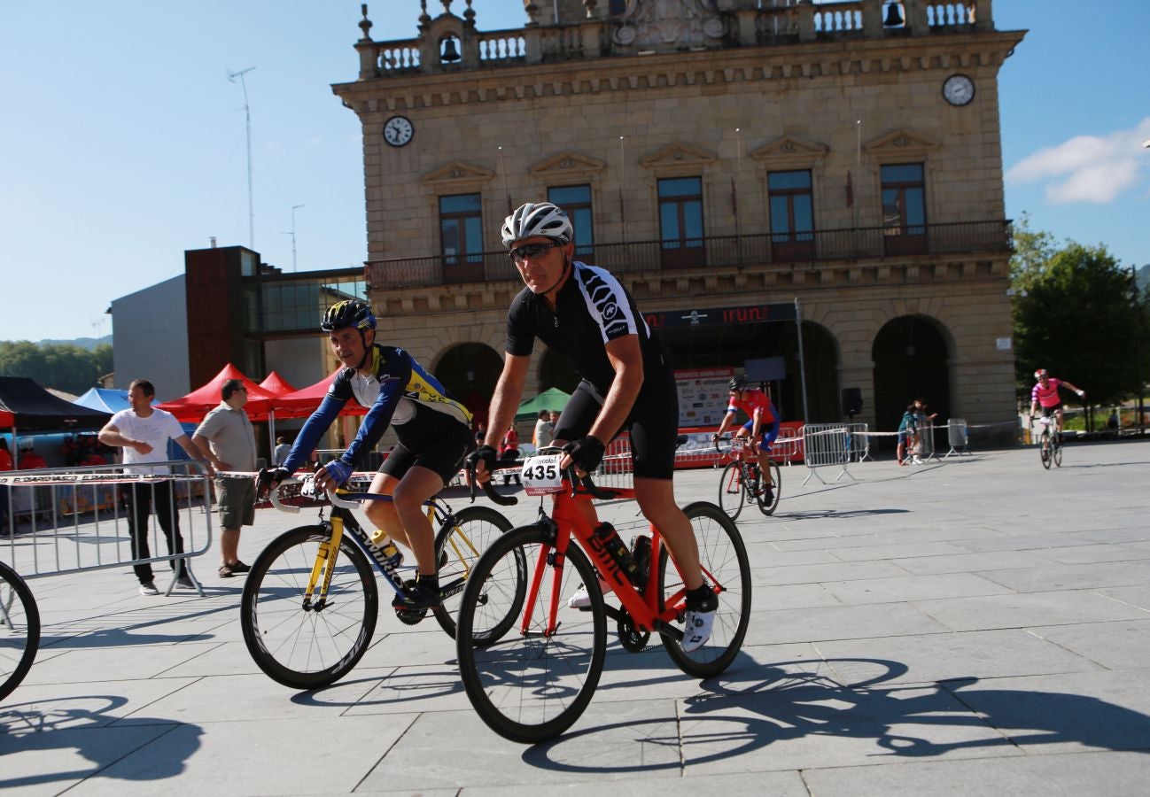 El Club Ciclista Irunés ha organizado este domingo la X Marcha Ciclosturista Juanma Garate, en la que ha participado entre otros muchos ciclistas Miguel Indurain.