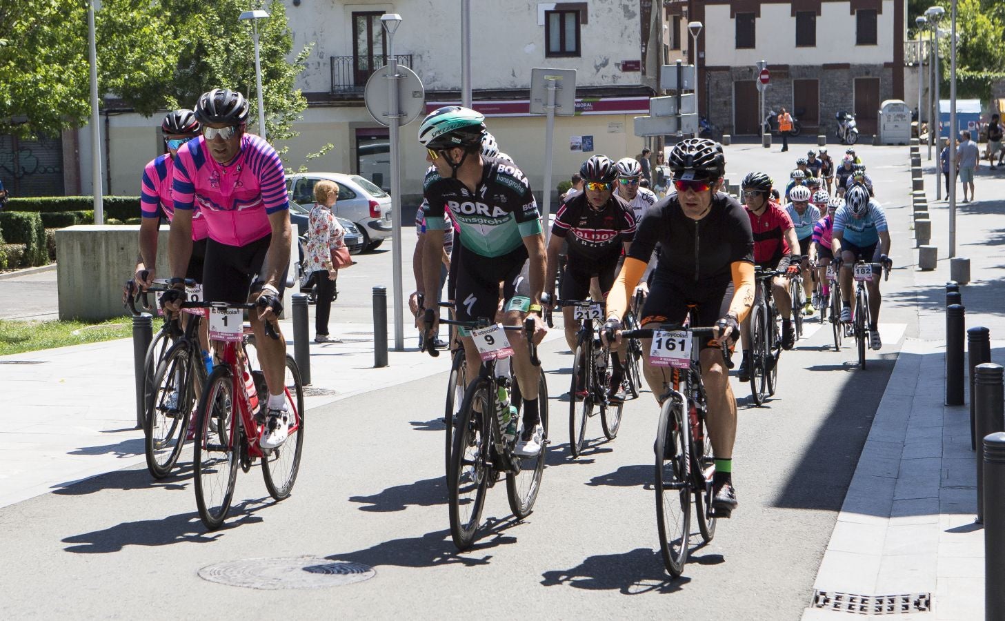 El Club Ciclista Irunés ha organizado este domingo la X Marcha Ciclosturista Juanma Garate, en la que ha participado entre otros muchos ciclistas Miguel Indurain.