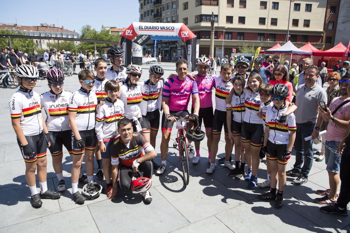 El Club Ciclista Irunés ha organizado este domingo la X Marcha Ciclosturista Juanma Garate, en la que ha participado entre otros muchos ciclistas Miguel Indurain.