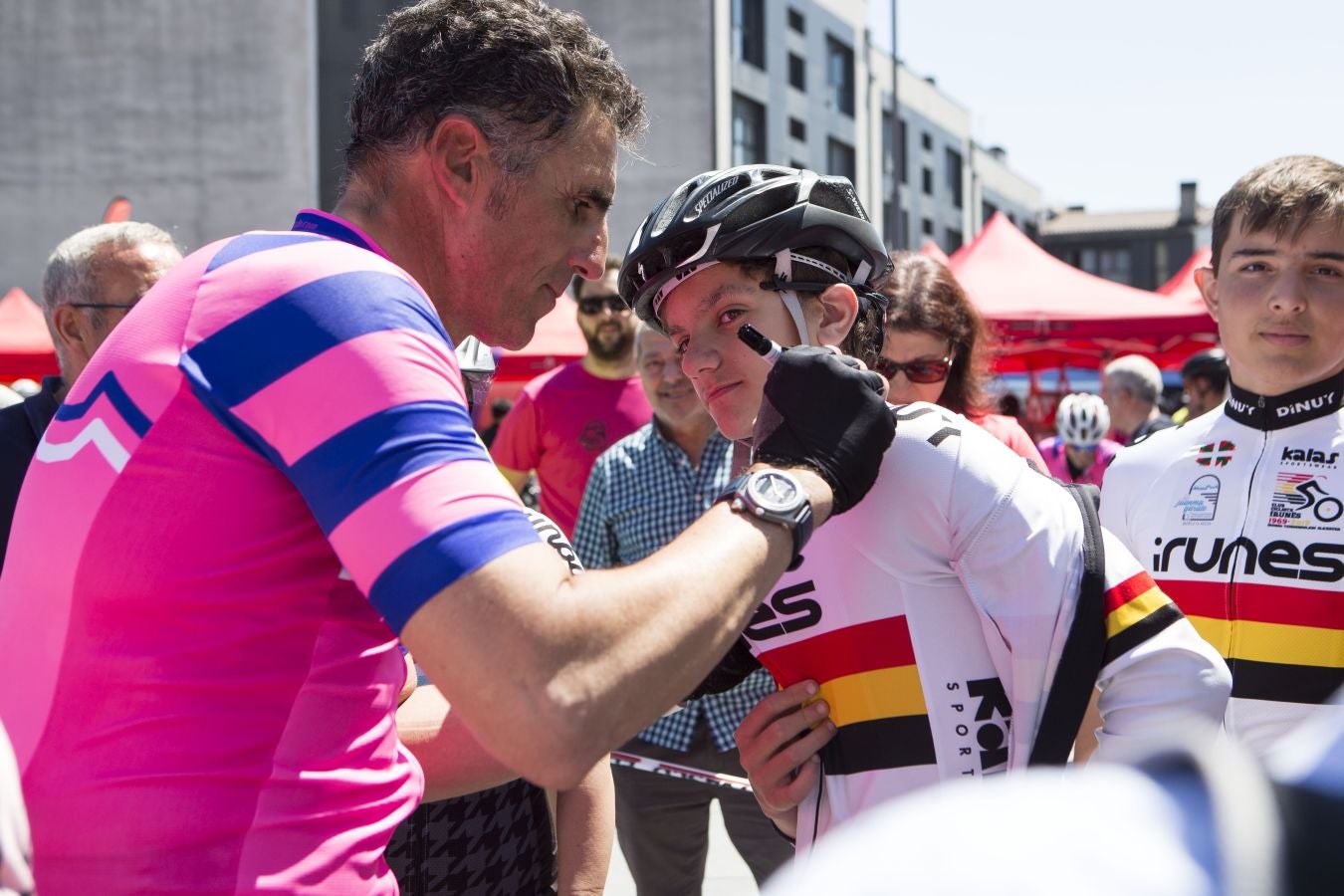 El Club Ciclista Irunés ha organizado este domingo la X Marcha Ciclosturista Juanma Garate, en la que ha participado entre otros muchos ciclistas Miguel Indurain.