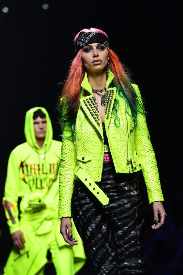 El diseñador Philipp Plein no deja a nadie indiferente con sus creaciones y puestas en escena. En su último desfile, el alemán ha querido dejar huella, de fuego y ceniza, y marcar un antes y después en Milan, la ciudad de la moda italiana.