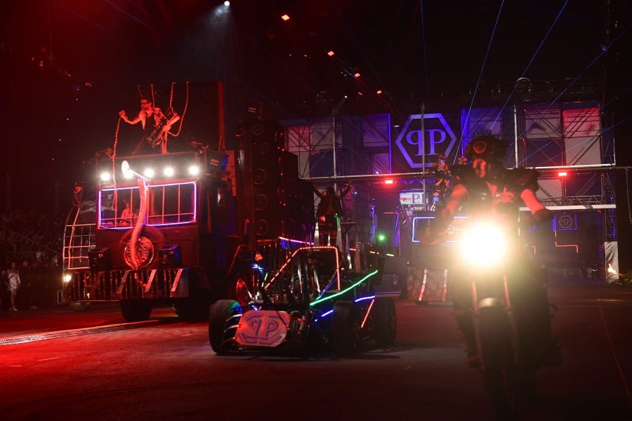 El diseñador Philipp Plein no deja a nadie indiferente con sus creaciones y puestas en escena. En su último desfile, el alemán ha querido dejar huella, de fuego y ceniza, y marcar un antes y después en Milan, la ciudad de la moda italiana.