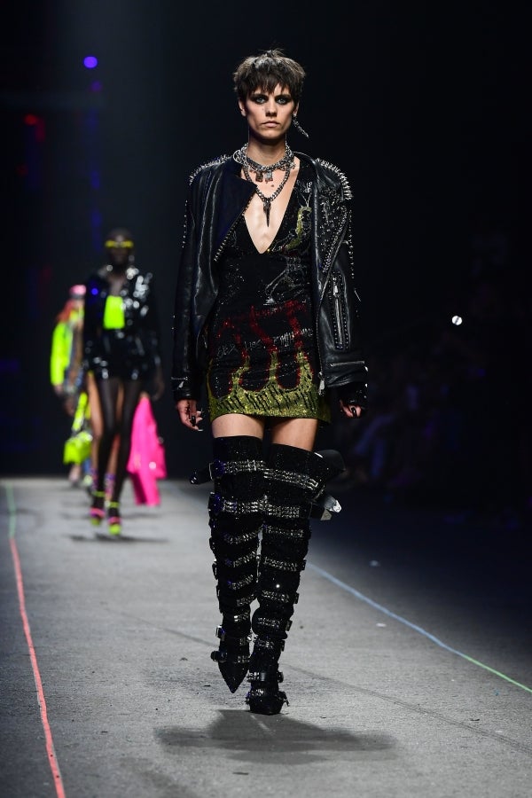 El diseñador Philipp Plein no deja a nadie indiferente con sus creaciones y puestas en escena. En su último desfile, el alemán ha querido dejar huella, de fuego y ceniza, y marcar un antes y después en Milan, la ciudad de la moda italiana.