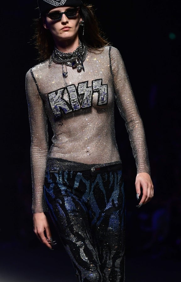 El diseñador Philipp Plein no deja a nadie indiferente con sus creaciones y puestas en escena. En su último desfile, el alemán ha querido dejar huella, de fuego y ceniza, y marcar un antes y después en Milan, la ciudad de la moda italiana.