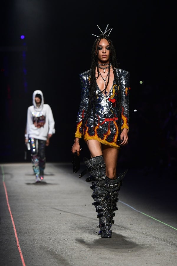 El diseñador Philipp Plein no deja a nadie indiferente con sus creaciones y puestas en escena. En su último desfile, el alemán ha querido dejar huella, de fuego y ceniza, y marcar un antes y después en Milan, la ciudad de la moda italiana.