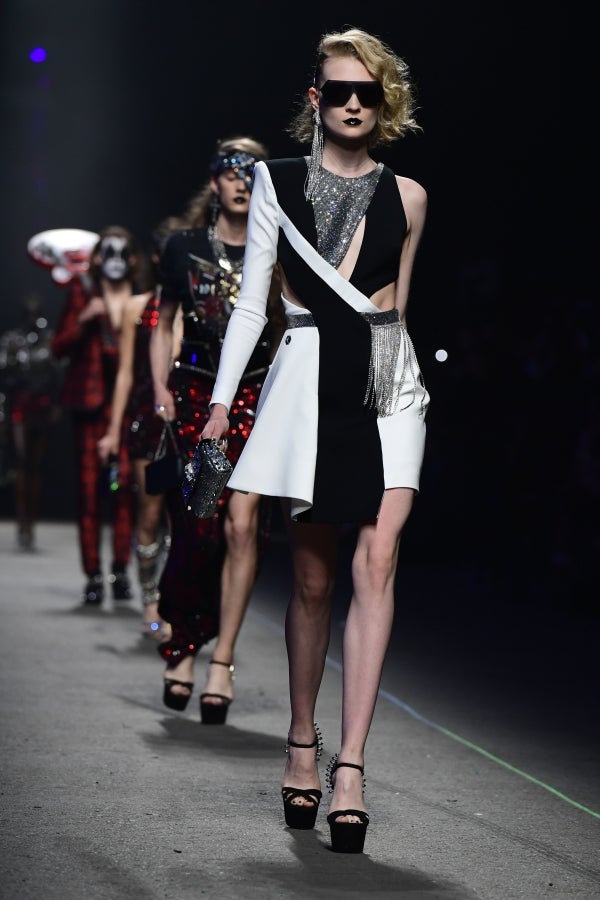 El diseñador Philipp Plein no deja a nadie indiferente con sus creaciones y puestas en escena. En su último desfile, el alemán ha querido dejar huella, de fuego y ceniza, y marcar un antes y después en Milan, la ciudad de la moda italiana.