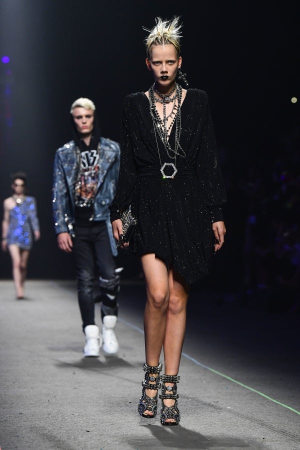 El diseñador Philipp Plein no deja a nadie indiferente con sus creaciones y puestas en escena. En su último desfile, el alemán ha querido dejar huella, de fuego y ceniza, y marcar un antes y después en Milan, la ciudad de la moda italiana.