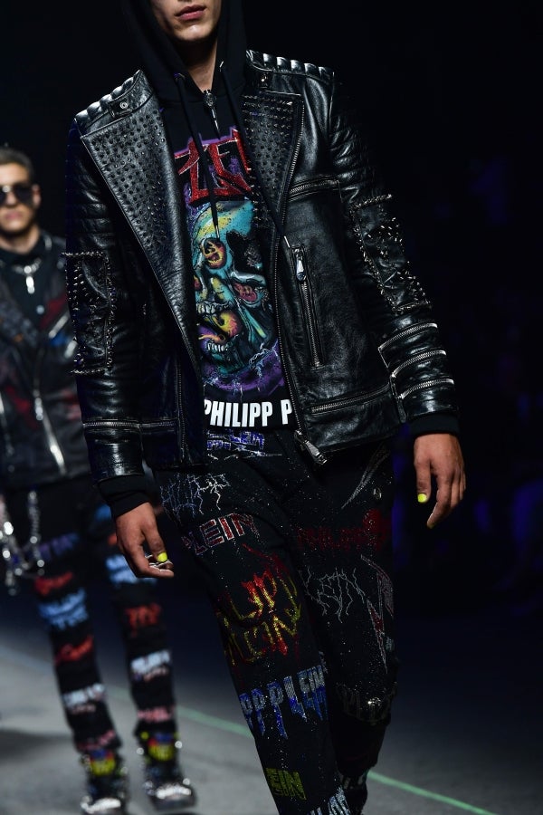 El diseñador Philipp Plein no deja a nadie indiferente con sus creaciones y puestas en escena. En su último desfile, el alemán ha querido dejar huella, de fuego y ceniza, y marcar un antes y después en Milan, la ciudad de la moda italiana.