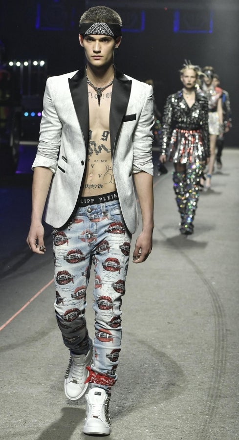 El diseñador Philipp Plein no deja a nadie indiferente con sus creaciones y puestas en escena. En su último desfile, el alemán ha querido dejar huella, de fuego y ceniza, y marcar un antes y después en Milan, la ciudad de la moda italiana.