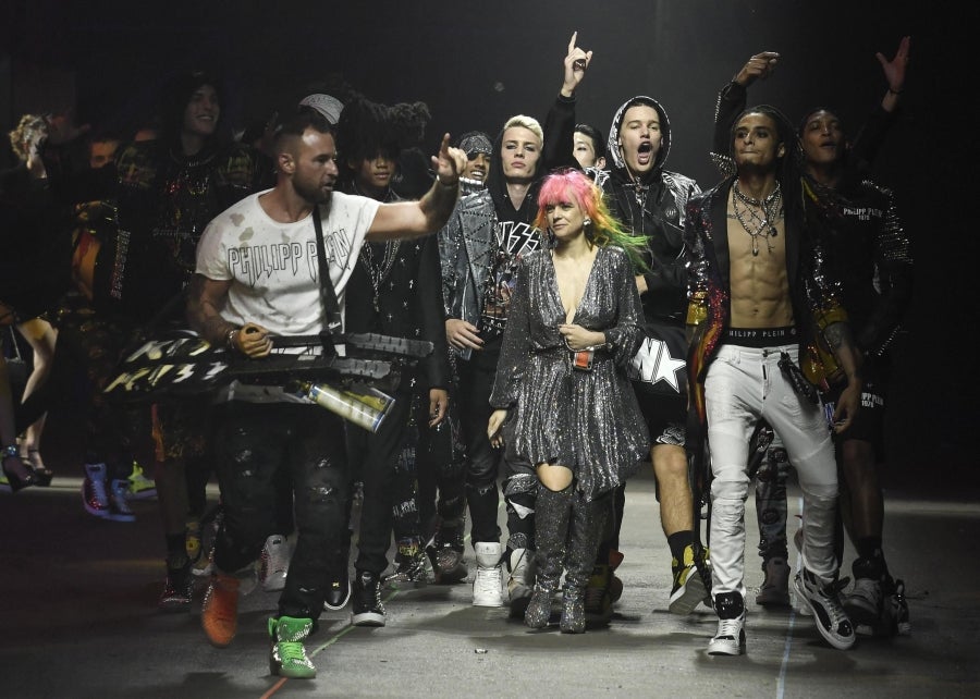 El diseñador Philipp Plein no deja a nadie indiferente con sus creaciones y puestas en escena. En su último desfile, el alemán ha querido dejar huella, de fuego y ceniza, y marcar un antes y después en Milan, la ciudad de la moda italiana.