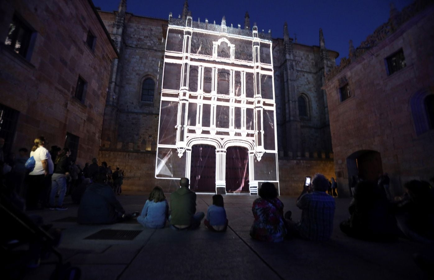 El Festival Luz y Vanguardias de Salamanca ha cerrado este domingo su cuarta edición, con la proyección durante cuatro noches de obras audiovisuales de autores consagrados y jóvenes promesas, con los edificios históricos de la ciudad castellana como lienzo.