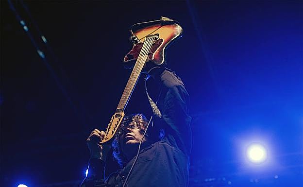 Thurston Moore, hacia el final de su actuación del sábado. 