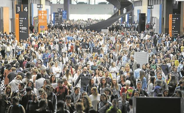 Los aspirantes a una plaza como profesor en la red pública convirtieron el acceso al Pabellón 5 del BEC en un hervidero.