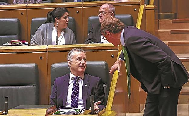 Iñigo Urkullu y Alfonso Alonso conversan relajadamente en un receso del pleno de control del pasado viernes en el Parlamento. 