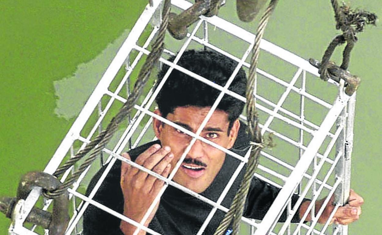 En la imagen superior, el mago indio desaparecido. Abajo, Houdini, el mítico escapista húngaro que consiguió convertirse en un ídolo de masas. 