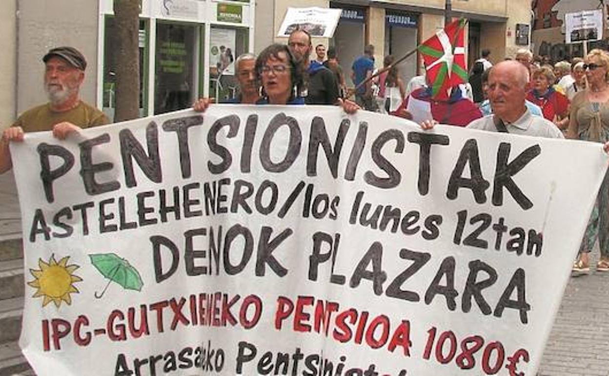 Manifestación. La protesta bajando del Portal de Abajo. 