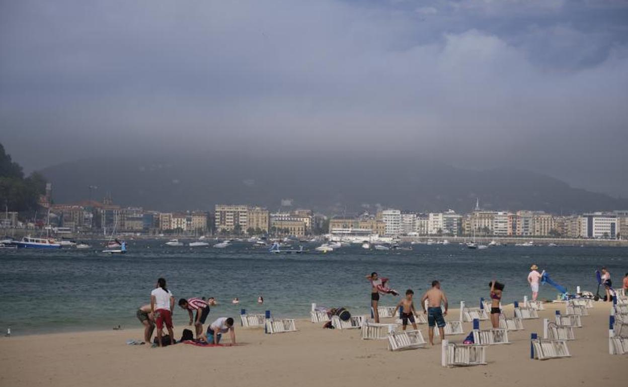 Una galerna ha desplomado los termómetros en Donostia en cuestión de minutos y ha vaciado las playas