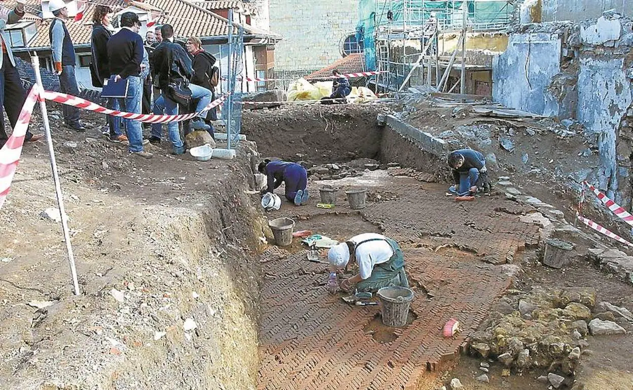 Termas de Oiasso. Se excavaron en 2002 y desde entonces están tapadas y no son visitables. 