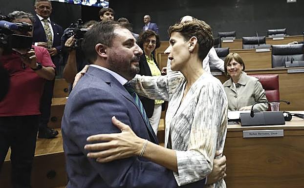 Unai Hualde y maría Chivite, este martes en el Parlamente navarro.