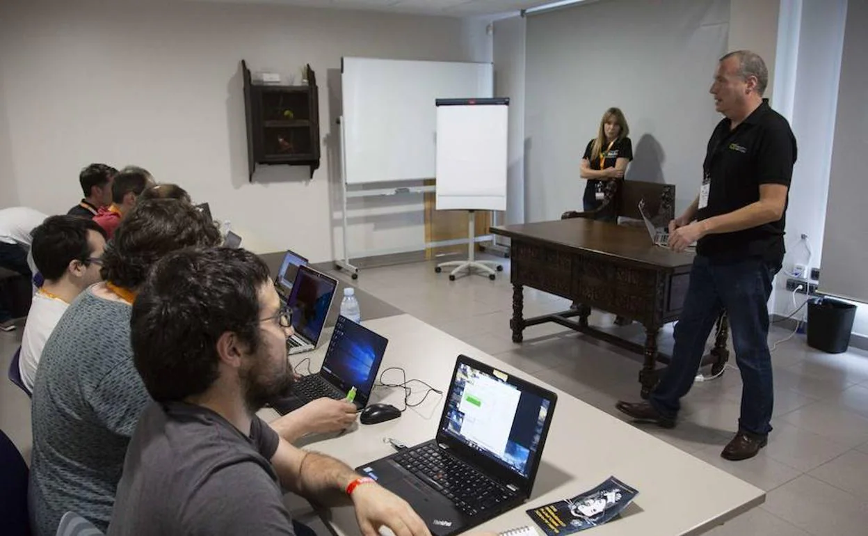 Uno de los talleres impartidos en la anterior edición del congreso de ciberseguridad 'EuskalHack' en el Colegio Mayor Olarain de Donostia.