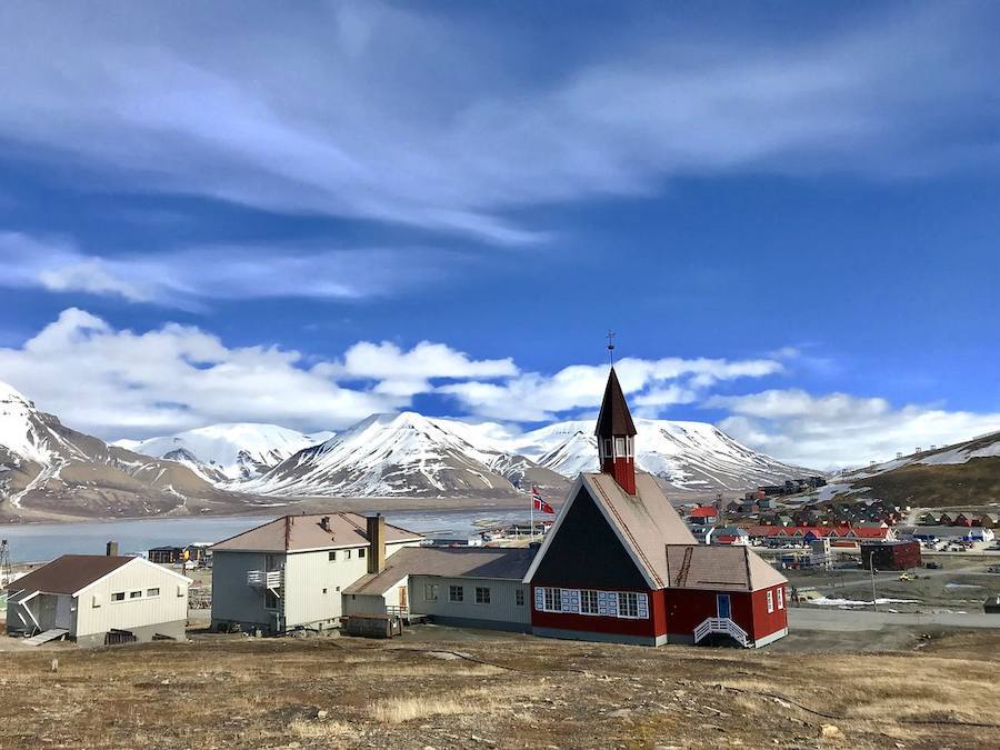 LA MÁS SEPTENTRIONAL | A continuación se encuentra Longyearbyen, también en Noruega. Capital del archipiélago de las Svalbard, tiene 2.240 habitantes y 40 nacionalidades. En este remoto rincón del Ártico, el sol se pone cada año el 25 de octubre y no vuelve a asomarse hasta el 8 de marzo. Su principal problema de seguridad: los osos polares. La ley exige que cualquier ciudadano que abandone los escasos núcleos de población debe ir armado con un rifle de un calibre suficiente para tumbar a una criatura imprevisible, peligrosa y que puede llegar a pesar hasta 800 kilos.
