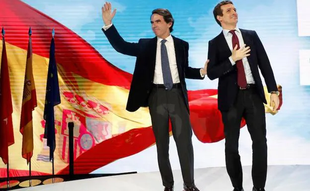 El presidente del PP, Pablo Casado, acompañado del expresidente del Gobierno y presidente de la Fundación FAES, José María Aznar. 