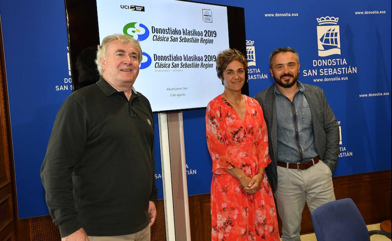 Los organizadores Julián Eraso y Leire Olaberria y el concejal Martín Ibabe, este jueves en el ayuntamiento donostiarra. 