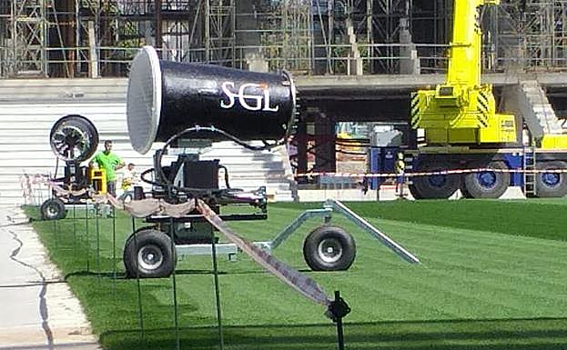 Uno de los ventiladores gigantes que regularán la temperatura del césped de Anoeta. 