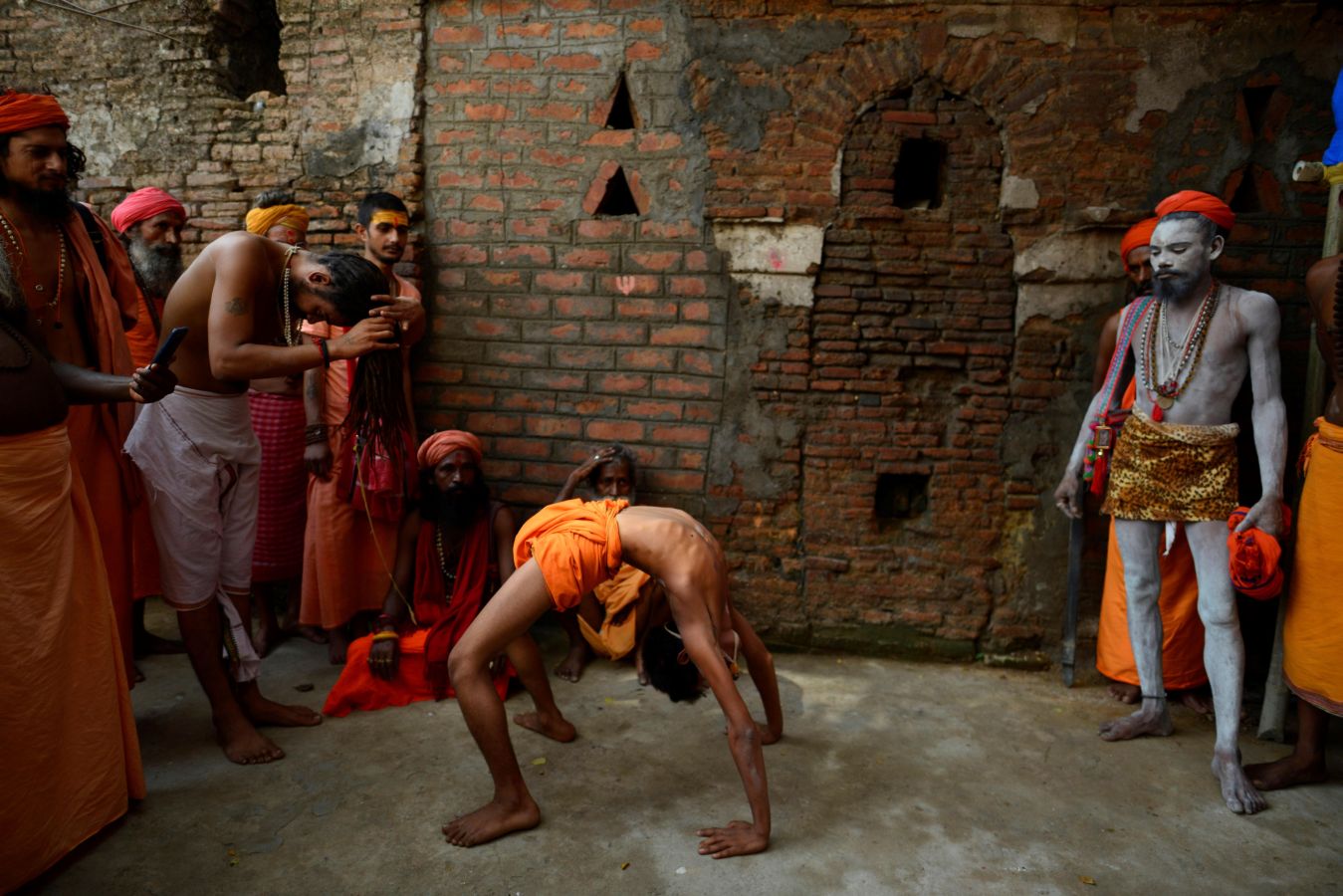 Este viernes se ha celebrado el Día Internacional del Yoga en todas las partes del mundo. Desde 2014 la ONU oficializó el 21 de junio como el Día Internacional del Yoga y cada vez son más las personas que participan. Actualmente más de 500 millones de personas practican yoga en el mundo. Una disciplina que suma adeptos gracias a la cantidad de beneficios que aporta en mente y cuerpo. 