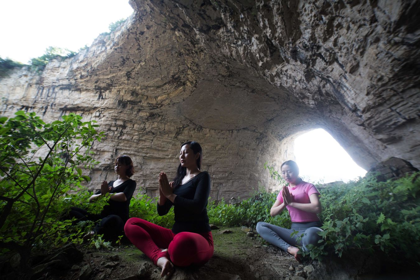 Este viernes se ha celebrado el Día Internacional del Yoga en todas las partes del mundo. Desde 2014 la ONU oficializó el 21 de junio como el Día Internacional del Yoga y cada vez son más las personas que participan. Actualmente más de 500 millones de personas practican yoga en el mundo. Una disciplina que suma adeptos gracias a la cantidad de beneficios que aporta en mente y cuerpo. 