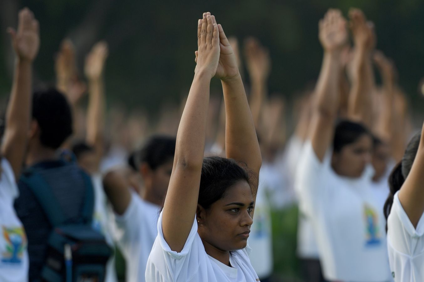 Este viernes se ha celebrado el Día Internacional del Yoga en todas las partes del mundo. Desde 2014 la ONU oficializó el 21 de junio como el Día Internacional del Yoga y cada vez son más las personas que participan. Actualmente más de 500 millones de personas practican yoga en el mundo. Una disciplina que suma adeptos gracias a la cantidad de beneficios que aporta en mente y cuerpo. 