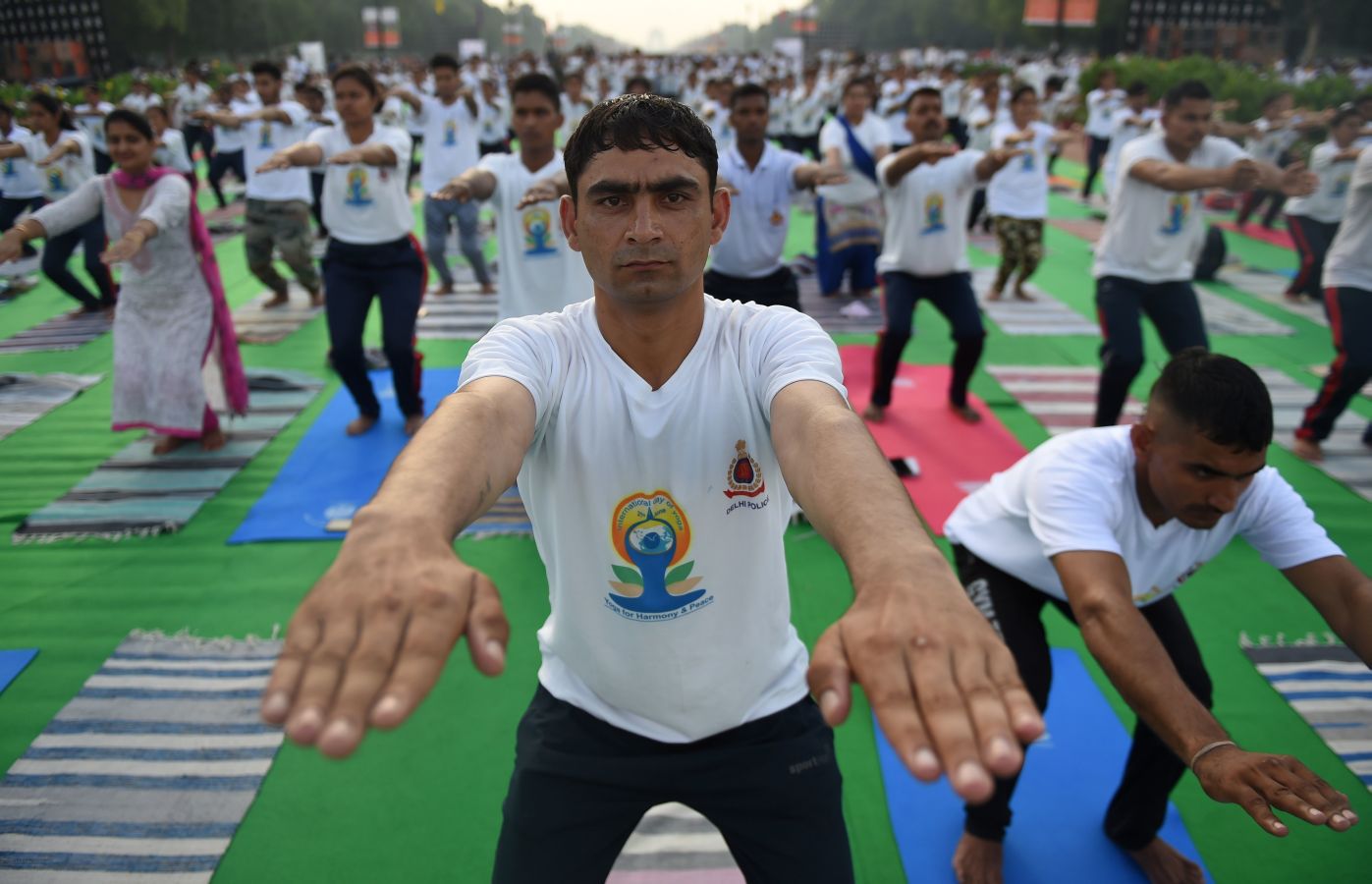 Este viernes se ha celebrado el Día Internacional del Yoga en todas las partes del mundo. Desde 2014 la ONU oficializó el 21 de junio como el Día Internacional del Yoga y cada vez son más las personas que participan. Actualmente más de 500 millones de personas practican yoga en el mundo. Una disciplina que suma adeptos gracias a la cantidad de beneficios que aporta en mente y cuerpo. 