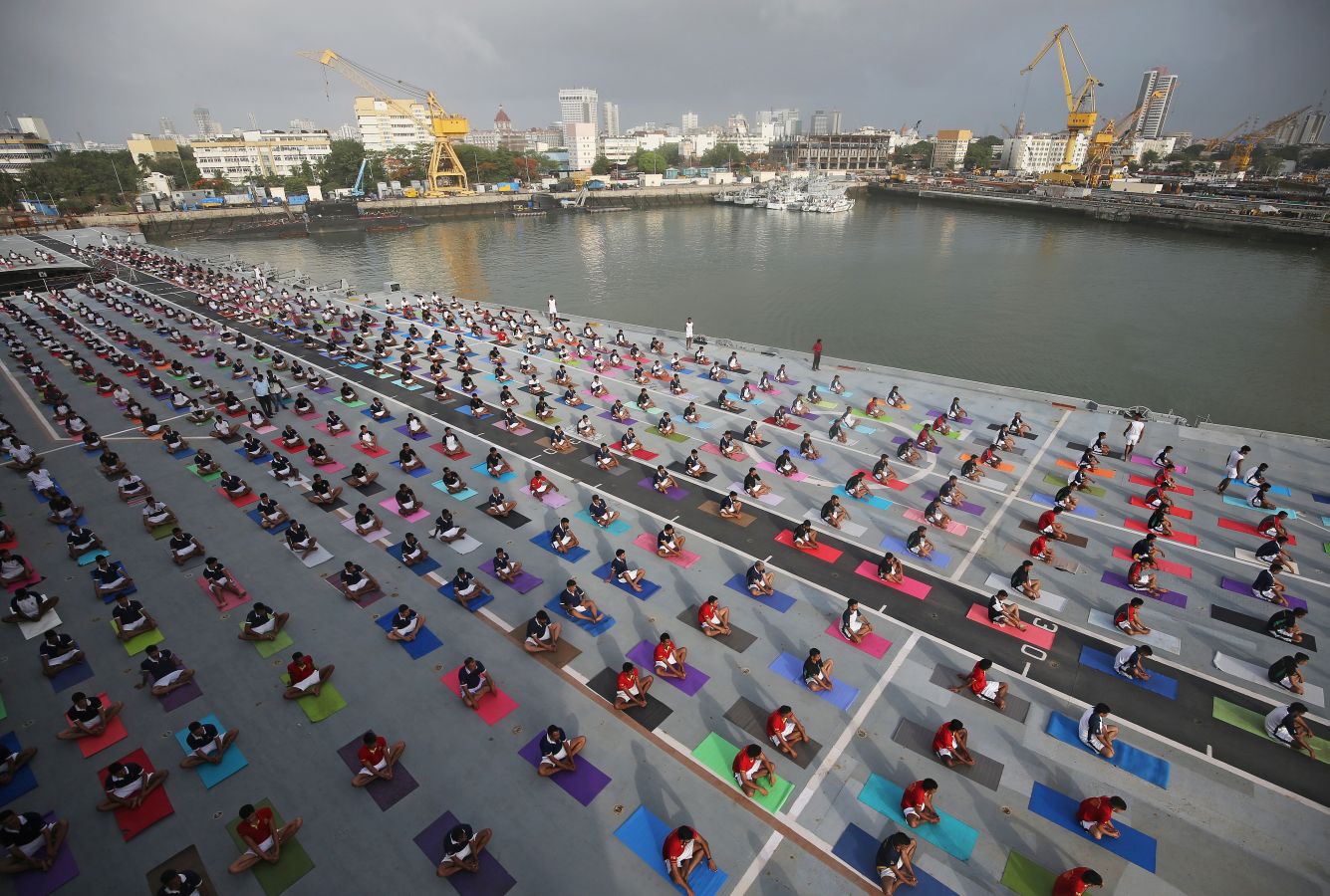 Este viernes se ha celebrado el Día Internacional del Yoga en todas las partes del mundo. Desde 2014 la ONU oficializó el 21 de junio como el Día Internacional del Yoga y cada vez son más las personas que participan. Actualmente más de 500 millones de personas practican yoga en el mundo. Una disciplina que suma adeptos gracias a la cantidad de beneficios que aporta en mente y cuerpo. 