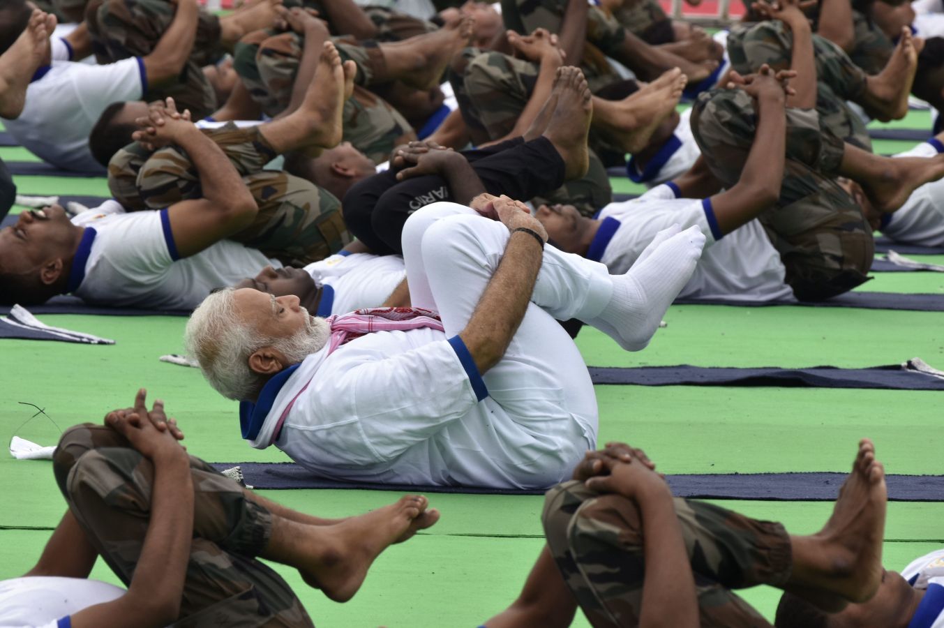 Este viernes se ha celebrado el Día Internacional del Yoga en todas las partes del mundo. Desde 2014 la ONU oficializó el 21 de junio como el Día Internacional del Yoga y cada vez son más las personas que participan. Actualmente más de 500 millones de personas practican yoga en el mundo. Una disciplina que suma adeptos gracias a la cantidad de beneficios que aporta en mente y cuerpo. 