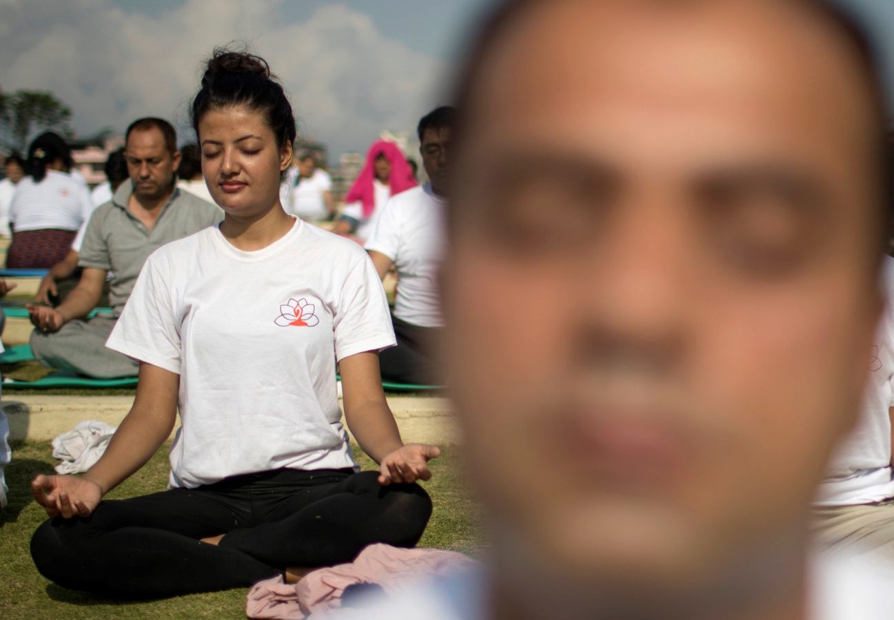 Este viernes se ha celebrado el Día Internacional del Yoga en todas las partes del mundo. Desde 2014 la ONU oficializó el 21 de junio como el Día Internacional del Yoga y cada vez son más las personas que participan. Actualmente más de 500 millones de personas practican yoga en el mundo. Una disciplina que suma adeptos gracias a la cantidad de beneficios que aporta en mente y cuerpo. 