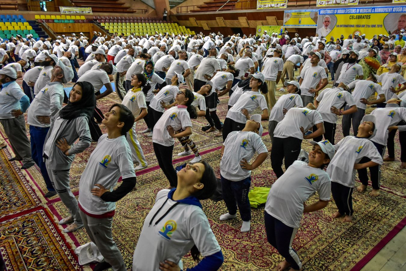 Este viernes se ha celebrado el Día Internacional del Yoga en todas las partes del mundo. Desde 2014 la ONU oficializó el 21 de junio como el Día Internacional del Yoga y cada vez son más las personas que participan. Actualmente más de 500 millones de personas practican yoga en el mundo. Una disciplina que suma adeptos gracias a la cantidad de beneficios que aporta en mente y cuerpo. 