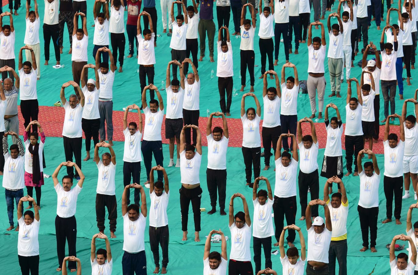 Este viernes se ha celebrado el Día Internacional del Yoga en todas las partes del mundo. Desde 2014 la ONU oficializó el 21 de junio como el Día Internacional del Yoga y cada vez son más las personas que participan. Actualmente más de 500 millones de personas practican yoga en el mundo. Una disciplina que suma adeptos gracias a la cantidad de beneficios que aporta en mente y cuerpo. 