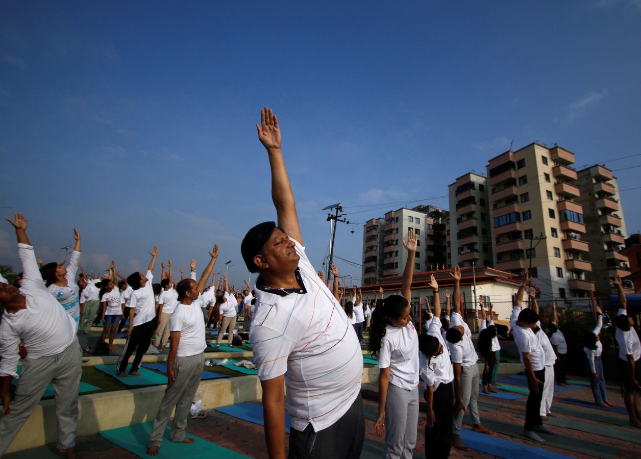 Este viernes se ha celebrado el Día Internacional del Yoga en todas las partes del mundo. Desde 2014 la ONU oficializó el 21 de junio como el Día Internacional del Yoga y cada vez son más las personas que participan. Actualmente más de 500 millones de personas practican yoga en el mundo. Una disciplina que suma adeptos gracias a la cantidad de beneficios que aporta en mente y cuerpo. 