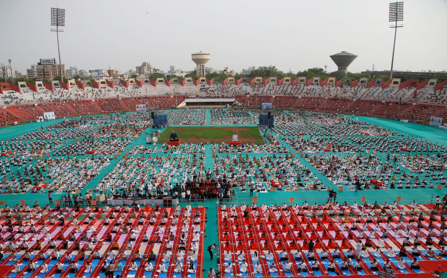 Este viernes se ha celebrado el Día Internacional del Yoga en todas las partes del mundo. Desde 2014 la ONU oficializó el 21 de junio como el Día Internacional del Yoga y cada vez son más las personas que participan. Actualmente más de 500 millones de personas practican yoga en el mundo. Una disciplina que suma adeptos gracias a la cantidad de beneficios que aporta en mente y cuerpo. 