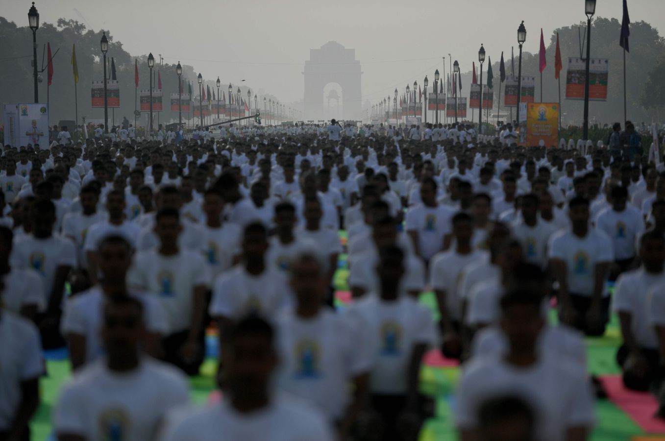 Este viernes se ha celebrado el Día Internacional del Yoga en todas las partes del mundo. Desde 2014 la ONU oficializó el 21 de junio como el Día Internacional del Yoga y cada vez son más las personas que participan. Actualmente más de 500 millones de personas practican yoga en el mundo. Una disciplina que suma adeptos gracias a la cantidad de beneficios que aporta en mente y cuerpo. 