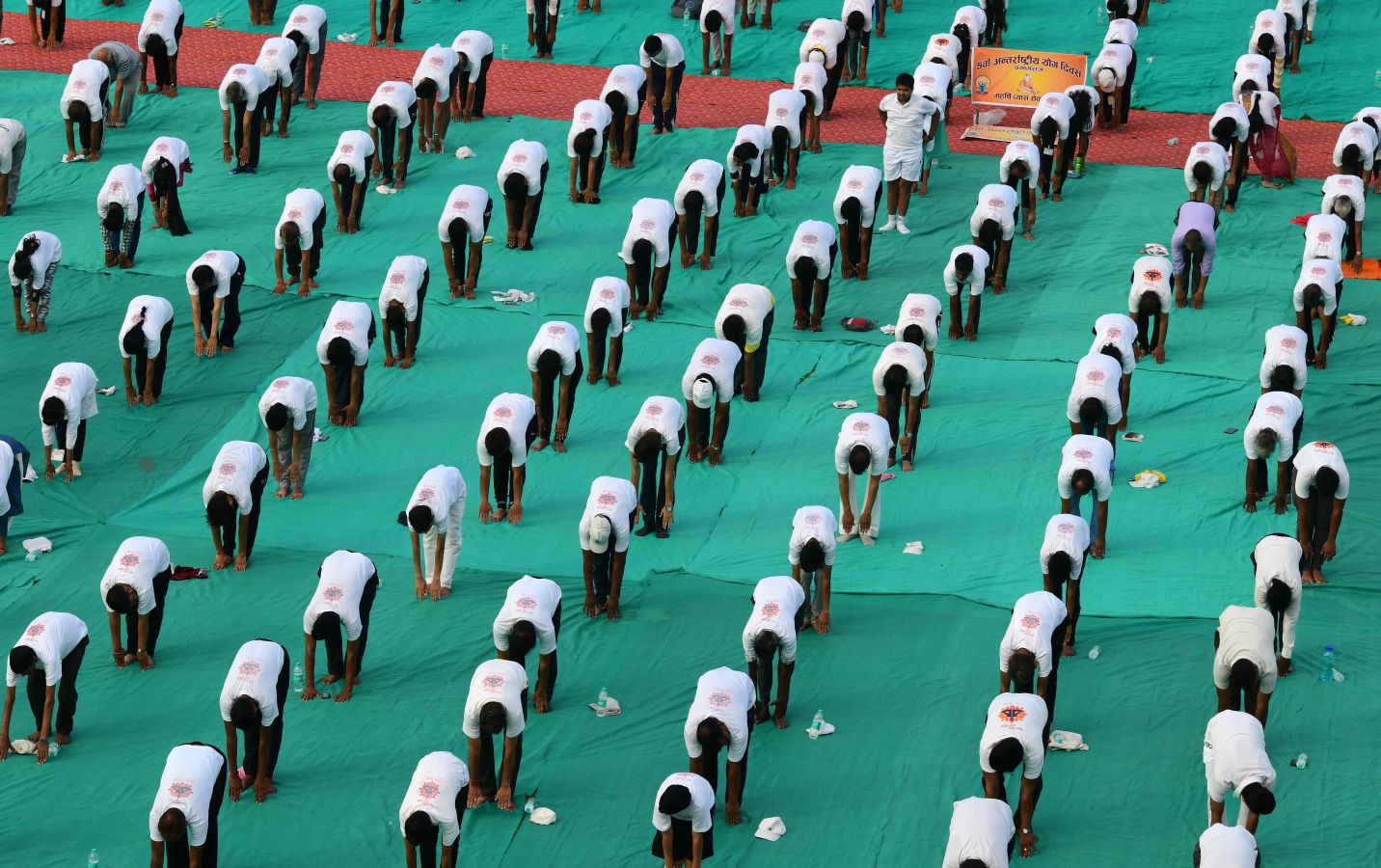 Este viernes se ha celebrado el Día Internacional del Yoga en todas las partes del mundo. Desde 2014 la ONU oficializó el 21 de junio como el Día Internacional del Yoga y cada vez son más las personas que participan. Actualmente más de 500 millones de personas practican yoga en el mundo. Una disciplina que suma adeptos gracias a la cantidad de beneficios que aporta en mente y cuerpo. 