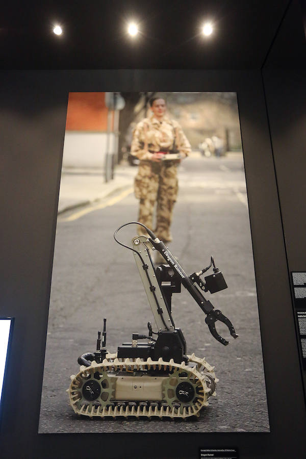 El Museo San Telmo ha presentado este viernes la exposición 'Hello, robot, el diseño entre el humano y la máquina', una muestra de Vitra Design Museum, MAK Vienna y Design Museum Gent, y comisariada por Amelie Klein, examina detalladamente el boom actual de la robótica.